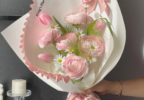 What Is the Meaning of Giving Flowers? A Gentle Way to Express Love and Blessings