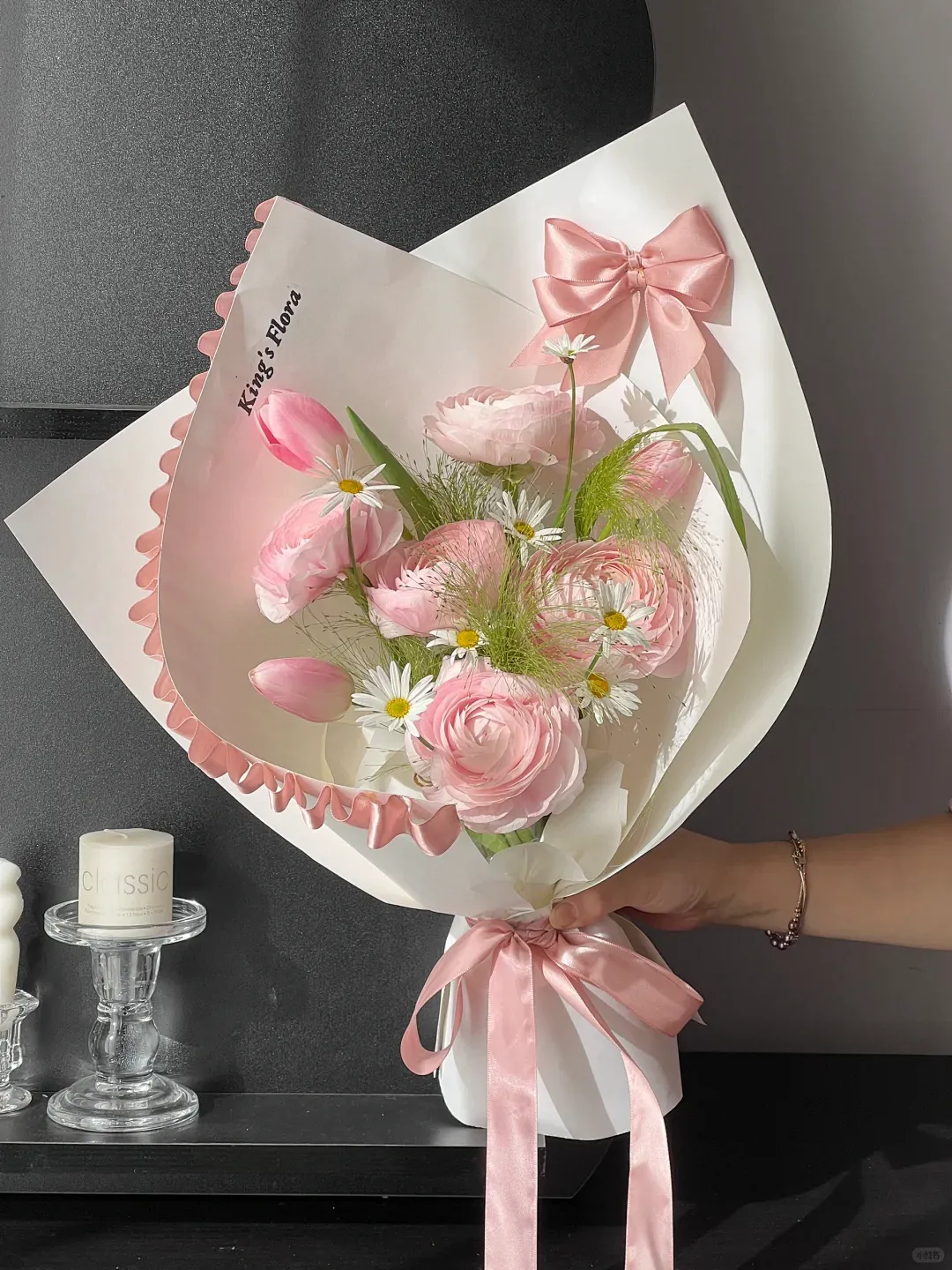 What Is the Meaning of Giving Flowers? A Gentle Way to Express Love and Blessings